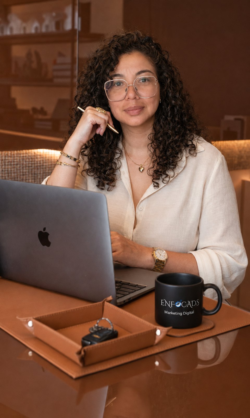 Wendy Del Rosario trabajando en la oficina de EnfocAds